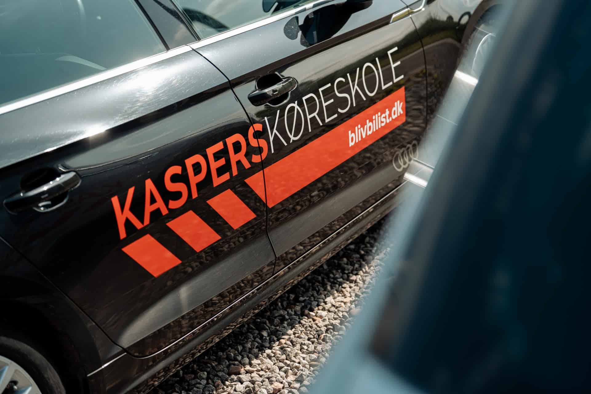 Nærbillede af sort skolevogn hos Kaspers Køreskole i Kolding